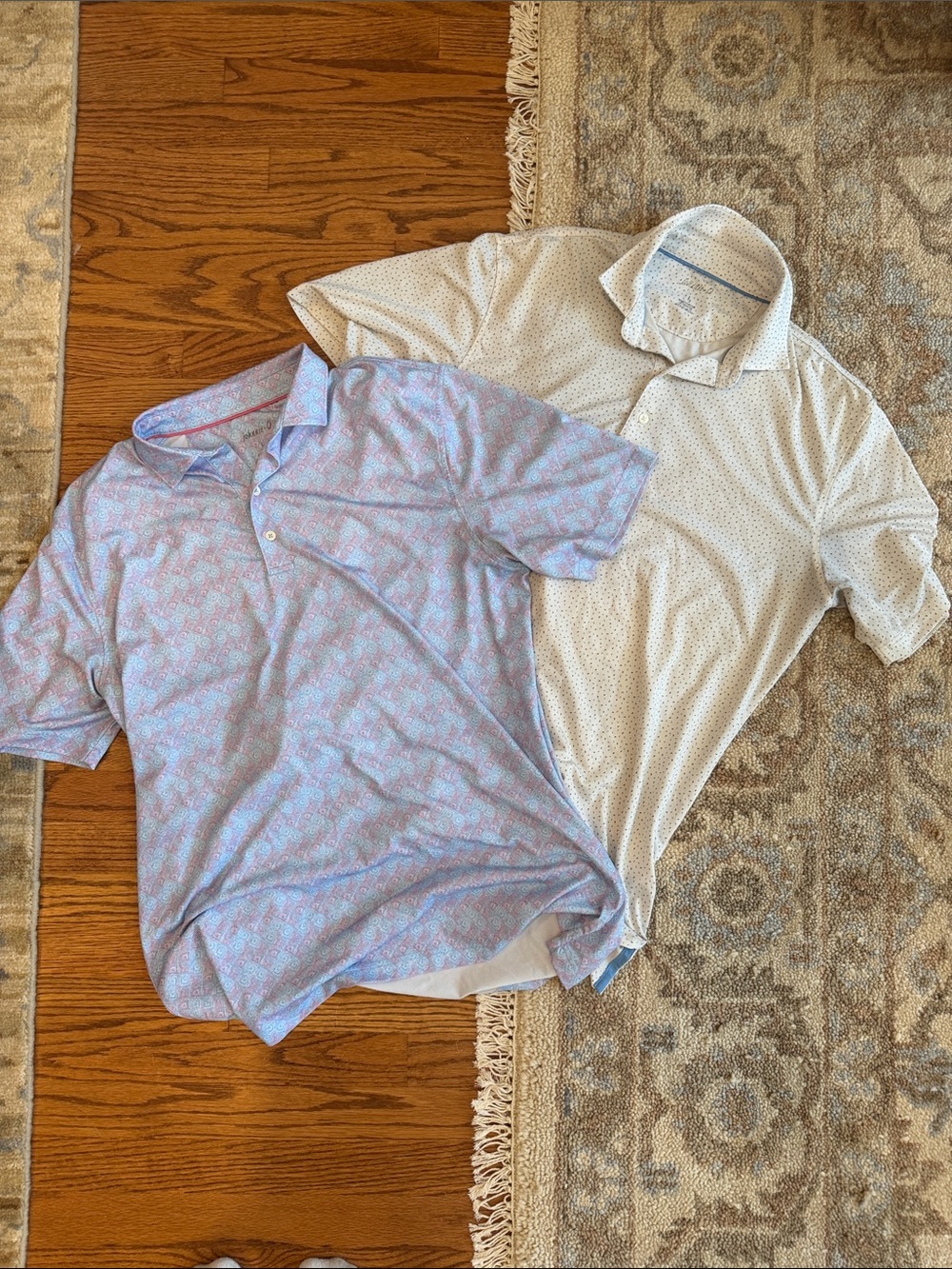2 Johnnie O size L polos